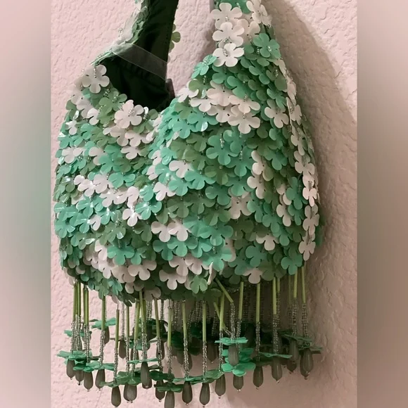 Floral Beaded Green and White Bag 🌿 - Picture 4 of 12